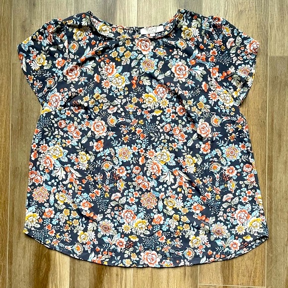 LOFT PLUS Floral Button Back Blouse with Split Overlapping Flutter Sleeves - Picture 5 of 13